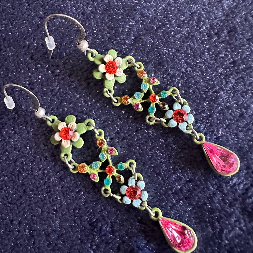 Beautiful vintage vibe classic drop earrings.  💚💗